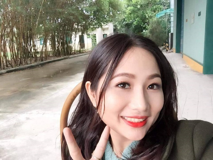Được biết trước kia cô nàng từng là học sinh của Trường THPT chuyên Nguyễn Bỉnh Khiêm Quảng Nam và là sinh viên ngành kiểm toán trường ĐH Duy Tân.