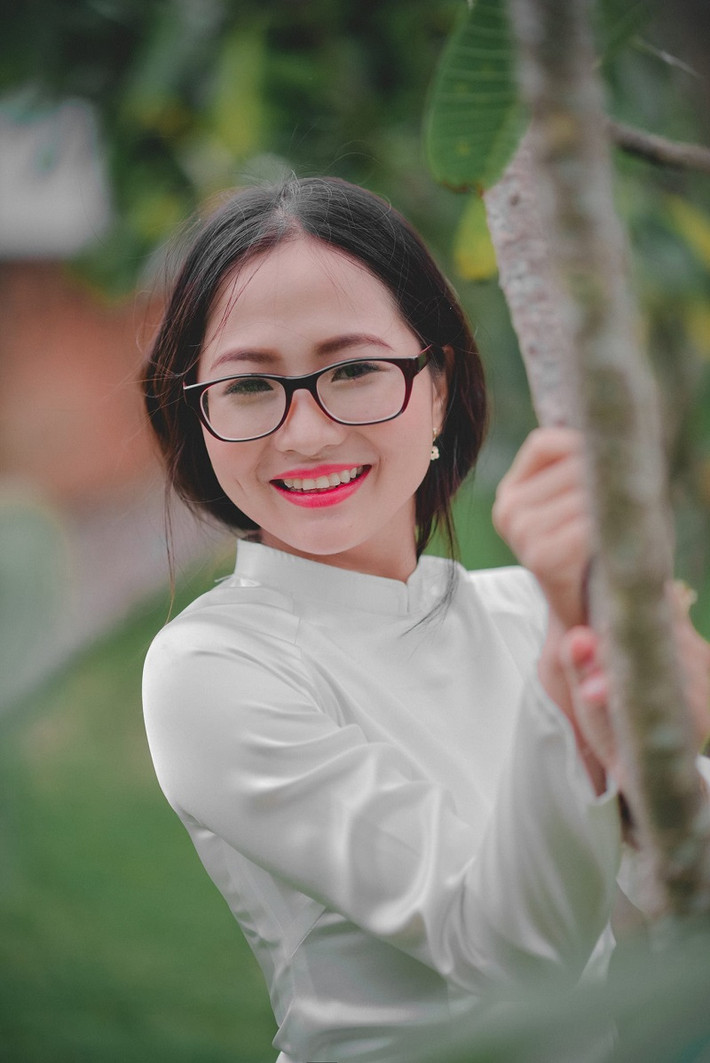 Tuy nhiên đôi lúc, cô nàng cũng “đổi gió” bằng những bộ cánh lộng lẫy, nữ tính thay vì phong cách đơn giản, trẻ trung ngày thường.