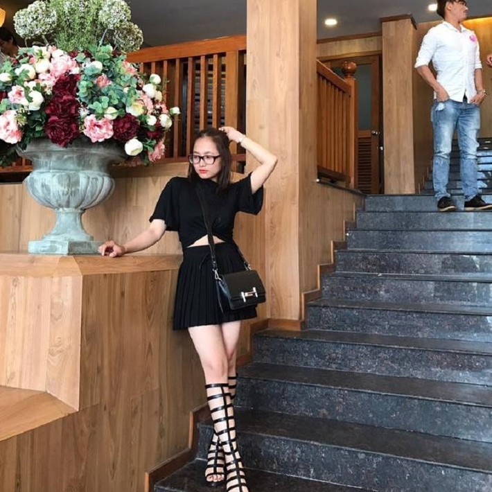 Không chỉ ghi điểm bằng ngoại hình, cô nàng còn được mọi người xung quanh biết đến nhờ tài lẻ như: ca hát, đọc thơ, múa và đặc biệt là tính tình hòa đồng, hài hước của mình.