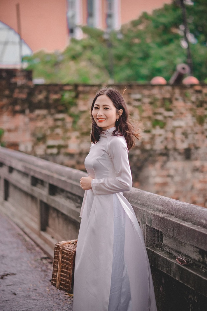 Chia sẻ về phong cách thời trang bản thân, Thơ nói: “Mình cũng không theo một phong cách cố định nào, tủ đồ của mình chủ yếu đáp ứng được tiêu chí thoải mái, dễ chịu và hợp thời. Là tín đồ thời trang nên mình cũng hay cập nhật các xu hướng giới trẻ tuy nhiên không vì thế mà mình chạy theo mốt, mình chỉ mua khi mình thấy nó hợp với bản thân mình. Đặc biệt mình sẽ nói không với phong cách sexy vì mình thấy phong cách này không hợp với vóc dáng, gương mặt và cả tính cách của mình”.