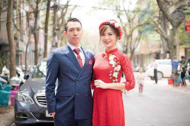 Cô dâu Tú Linh xinh đẹp nổi bật trong chiếc áo dài đỏ. Phong thái đĩnh đạc cùng gương mặt điển trai của chú rể Hoàng Long cũng được dân mạng khen ngợi. Ảnh: FBNV.