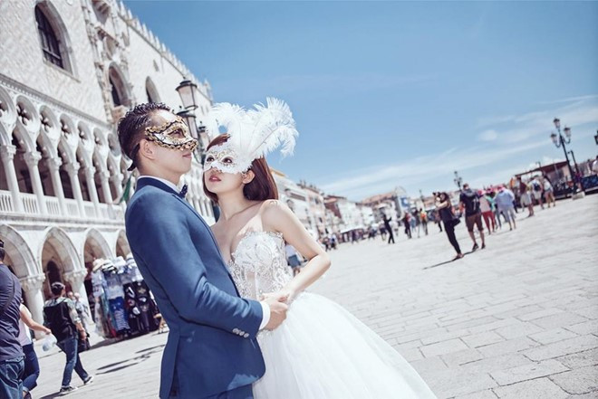 Ở Italy, đôi trẻ hóa thân thành quý tộc bí ẩn với những chiếc mặt nạ cầu kỳ biểu tượng văn hóa của Venice.