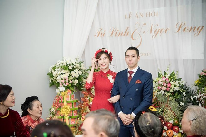 Hình ảnh hạnh phúc, xứng đôi vừa lứa của Tú Linh - Hoàng Long trong lễ ăn hỏi tại nhà riêng hôm 21/3 khiến nhiều người ngưỡng mộ.