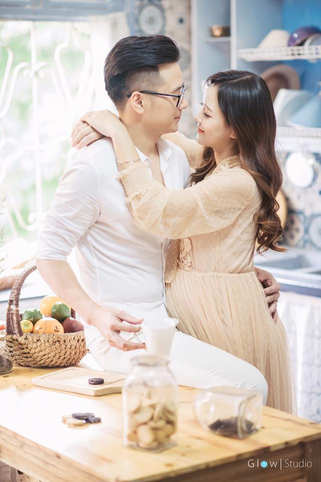 Trong bộ ảnh mới của mình, bà mẹ hot girl không ngại phô ra những vết rạn lớn ở phần bụng dưới, bởi nó giúp cô cảm nhận được thiên chức làm mẹ.