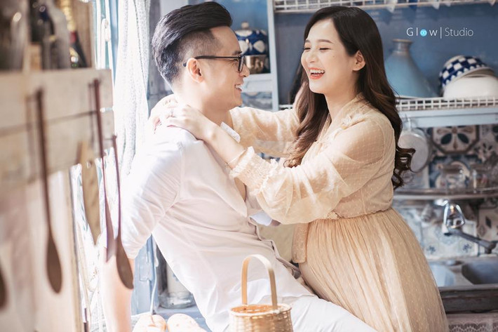 Hạnh phúc trong hôn nhân cũng như một liều "thuốc tiên" giúp "hot girl dân tộc" 9X vẫn giữ được nhan sắc từ thuở con gái của mình, thậm chí là đẹp mặn mà và quyến rũ hơn rất nhiều.