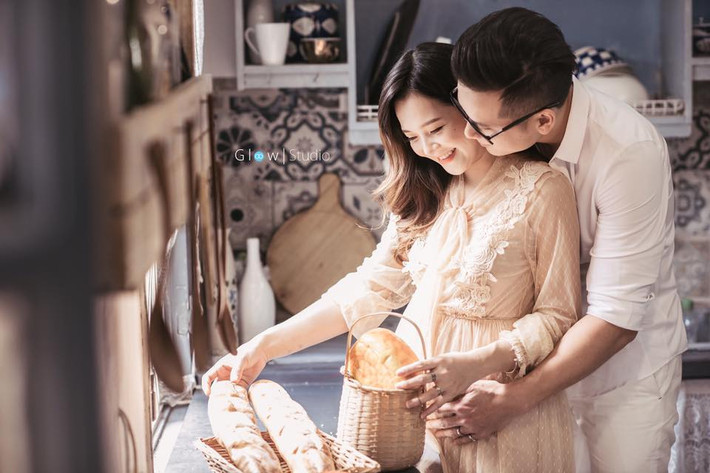 Thậm chí mặc dù hiện đã mang bầu được hơn 8 tháng, tăng hơn 10kg, bụng rạn da đến xót xa nhưng người đẹp 25 tuổi vẫn xinh đẹp "vạn người mê".