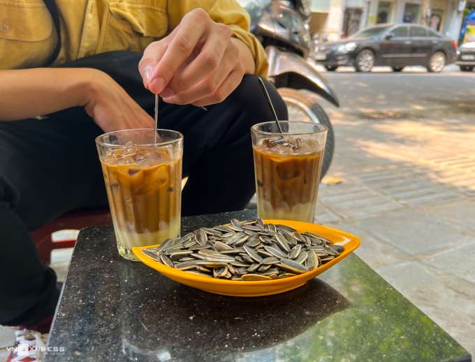 Hiện tại, khách đến Việt Nam không còn phải xét nghiệm COVID-19. Bài viết của Travel + Leisure Đông Nam Á cho biết, cánh cửa đã mở rộng và Việt Nam ngày càng tăng trưởng. "Hãy nghĩ đến món phở và cà phê sữa đá tại Việt Nam, trong lúc cân nhắc về những đơn vị thắng giải Asia’s Best Awards 2022”.