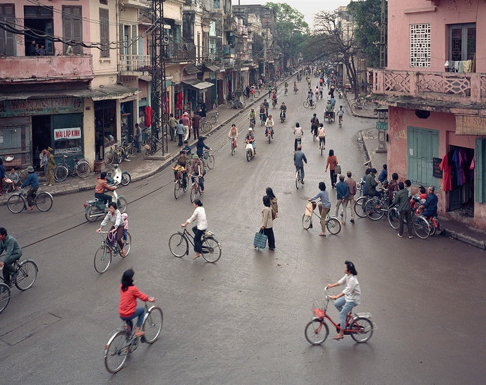 Hàng Gai năm 1988. Bức ảnh này cho thấy phố phường Hà Nội khá thoáng đãng, người dân di chuyển chủ yếu bằng xe đạp và đi bộ.