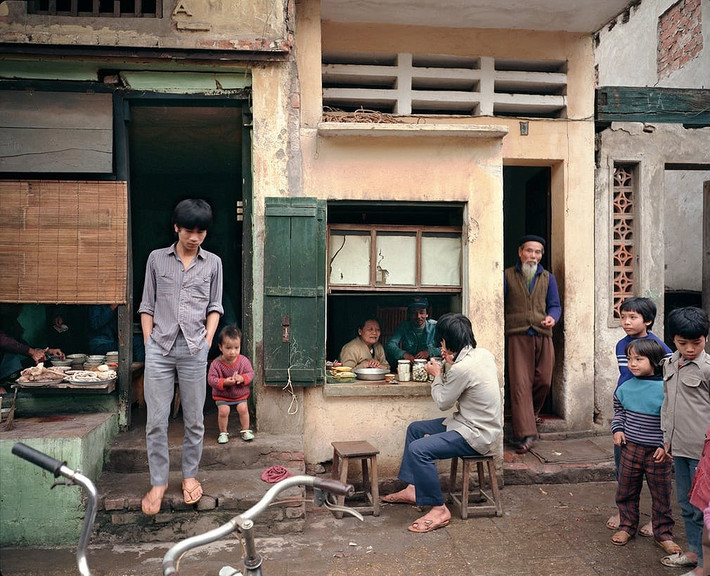 Khó có thể tin đây từng là phố Mã Mây nhộn nhịp các câu lạc bộ bia, hộp đêm đông cứng du khách nước ngoài. Sau 30 năm, khu phố đơn sơ một thời đã lột xác chóng mặt. Bức ảnh chụp tại số 72 Mã Mây, 1988.
