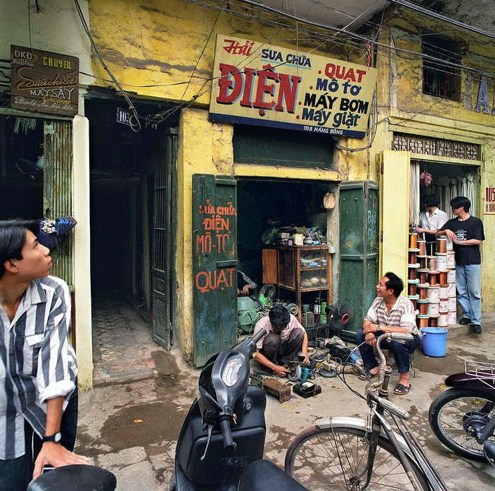 Những biển hiệu phong cách retro thế này dường như không còn xuất hiện trên các con phố cổ hiện tại. Ảnh chụp tại số 103 Hàng Bông, năm 1995.