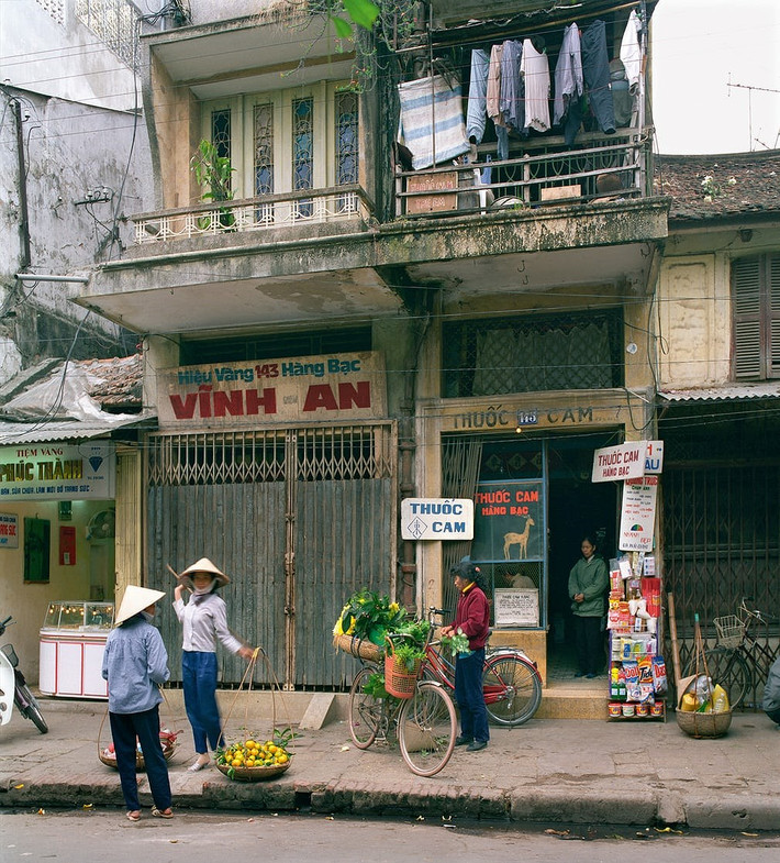 Ảnh chụp tại số 143-145 Hàng Bạc, năm 1995.