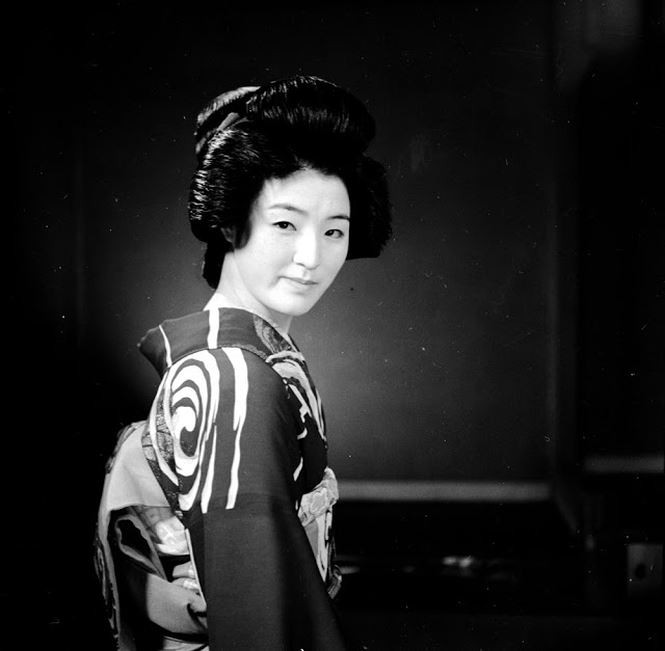 Geisha là một loại hình biểu diễn tài nghệ văn hoá lành mạnh, cao cấp, hoàn toàn không có hành vi bán dâm, dung tục, rẻ tiền. Một số geisha có thể quyết định có quan hệ với một trong những nhà bảo trợ hoặc khách quen của mình, nhưng đó là khi họ không làm việc với tư cách của một geisha. Ảnh: Chân dung một geisha điển hình của Nhật Bản xưa. Ảnh: Evans/Three Lions.