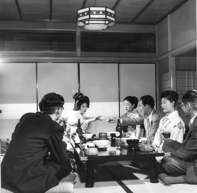 Tiếp rượu khách là công việc thường xuyên của geisha, nhưng có điểm giới hạn, không hề dính dáng đến hoạt động mại dâm. Ảnh: Three Lions.