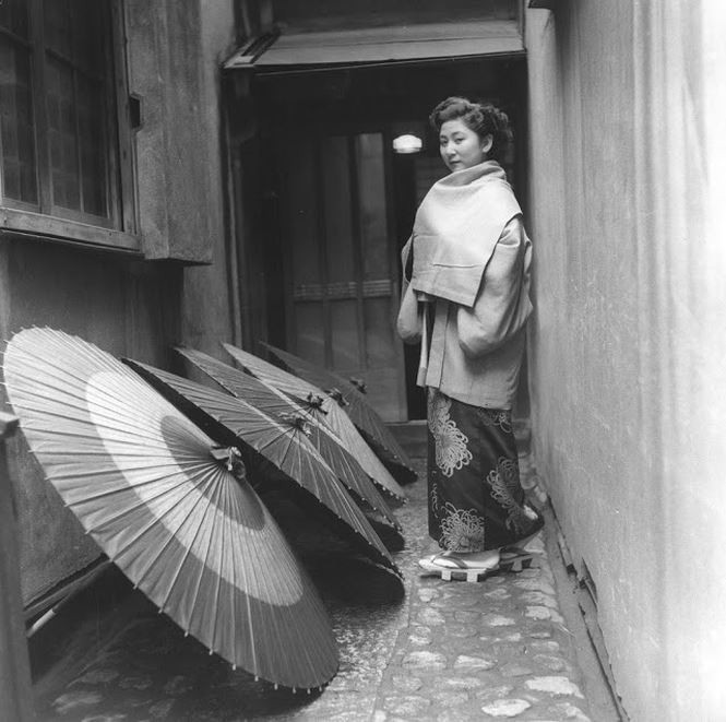 Một geisha đi bộ về nhà qua con hẻm phơi ô vào năm 1955. Ảnh: Three Lions.