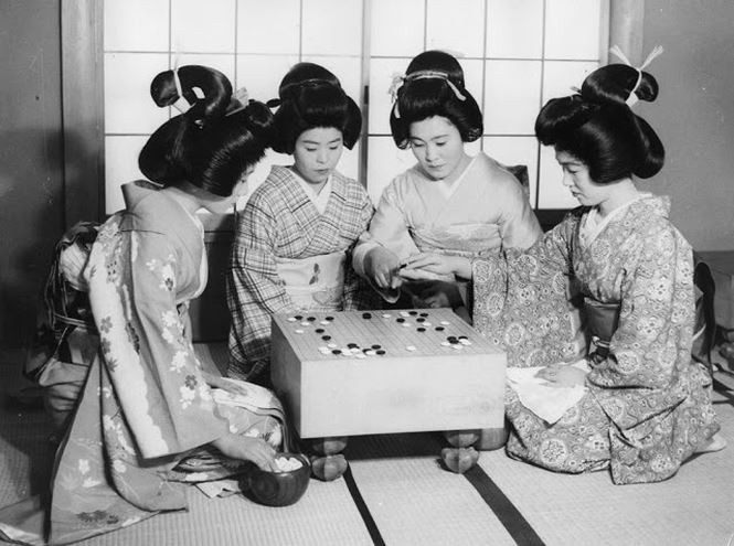 Các geisha chơi cờ vây truyền thống vào ngày 2/5/1957. Ảnh: Keystone Features.
