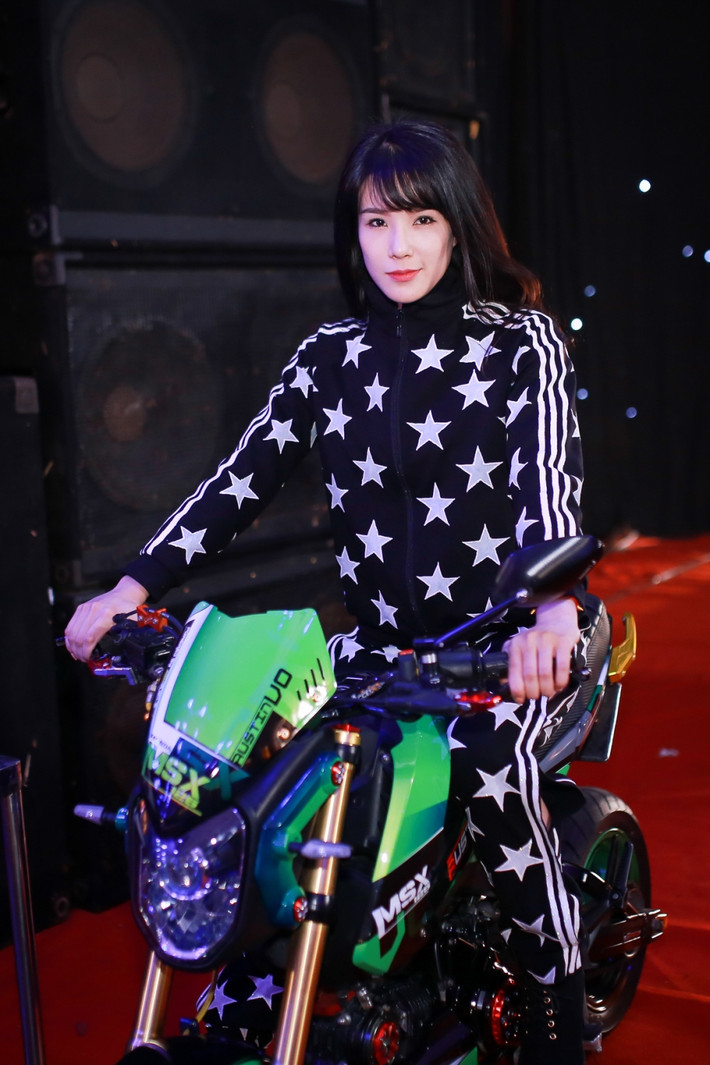 Diệp Lâm Anh sẽ lái motor lên sân khấu trong đêm mở màn và trổ tài nhảy Hiphop sôi động.
