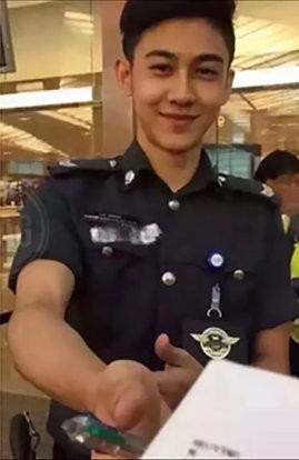 Với tính cách thân thiện, cởi mở và cách cư xử nhẹ nhàng với tất cả các hành khách, hot boy cảnh sát sân bay đã để lại nhiều ấn tượng khó phai mờ trong lòng mọi người. Sau khi các bức ảnh được chia sẻ trên mạng xã hội, danh tính của anh chàng này nhanh chóng được tìm ra.