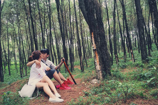 Nội dung của đoạn clip "Sapa, đi và hôn" ghi lại từ đầu đến cuối cuộc hành trình du lịch Sapa của cặp đôi 9X, ngay từ đoạn đầu tiên, người xem đã vô cùng thích thú trước hành động đáng yêu, ngộ nghĩnh của Vân Anh trên xe ô tô khi cô nàng hồn nhiên nằm ngoan ngoãn trong lòng người yêu ngủ. Không dừng lại ở đó, Quang Thành và Vân Anh còn liên tục dành cho nhau những nụ hôn nhẹ trên môi trên mỗi địa điểm mà họ đi qua làm nhiều dân F.A khóc ròng vì ngưỡng mộ.