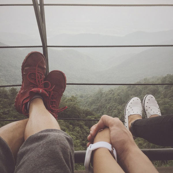 Tiết trời se lạnh và khung cảnh lãng mạn, hùng vĩ của đất trời Tây Bắc thật khéo làm say mê lòng người. Vậy nên đoạn clip tình yêu "Sapa, đi và hôn" sau vài giờ chia sẻ đã nhận được hơn 20 nghìn lượt chia sẻ và gần 30 nghìn lượt thích của người hâm mộ.