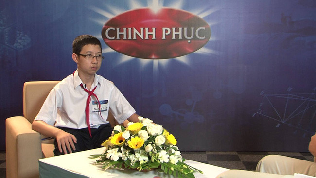 Tài giỏi, thông minh xuất chúng, Nhật Minh là niềm tự hào của trường THPT Hải Lăng (Quảng Trị) và là niềm hy vọng lớn nhất của gia đình. Để đạt được những thành tích vẻ vang như hiện tại, tất cả đều là sự nỗ lực của chính bản thân Nhật Minh, tất nhiên cũng không thể quên kể đến yếu tố may mắn khi từ nhỏ cậu bé thần đồng đã có IQ phát triển vượt bậc so với người bình thường. Nhật Minh cũng được sinh ra trong một gia đình có truyền thống hiếu học, mẹ cậu là một giáo viên dạy Toán giỏi của trường, ông nội của cậu cũng là một người có trí nhớ rất tốt. Ảnh cắt từ clip.