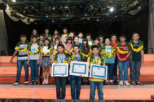 Bảng thành tích của Nhật Minh không chỉ dừng chân tại Đường lên đỉnh Olympia, năm 2014, Nhật Minh xuất sắc vượt qua nhiều đối thủ nặng ký, trở thành quán quân tại cuộc thi “Chinh Phục” mùa đầu tiên. Nhắc đến Nhật Minh, người ta thường yêu mến gọi cậu với nhiều biệt danh kỳ lạ như “ Cậu bé Google” “Lê Quý Đôn thời hiện đại” bởi những khả năng khó tin ngay từ khi mới lọt lòng. Ảnh: Dân Việt.