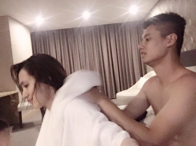 Anh Quân chăm con rất khéo. Là đàn ông nhưng anh có thể tự tắm cho con nhỏ chỉ sau vài lần nhìn theo bác sĩ làm, biết chủ động đưa con đi khám, cho con uống thuốc khi bị ốm mà không phụ thuộc vào vợ. Ngoài ra, những công việc như chăm, dỗ con ngủ, tắm gội cho con, gấp quần áo, dọn dẹp nhà cửa, phụ giúp nấu ăn... anh Quân đều thực hiện một cách gọn gàng, mau lẹ.