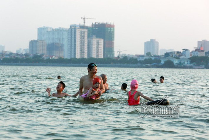 Sân chơi cho trẻ nhỏ trong những ngày hè.
