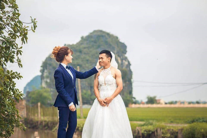 Những bức ảnh vui nhộn này được thực hiện trong bối cảnh làng quê bình yên của mảnh đất Ninh Bình, nơi chắp cánh cho mối tình đầu cũng là tri kỷ của Văn Dũng - Thảo Uyên.