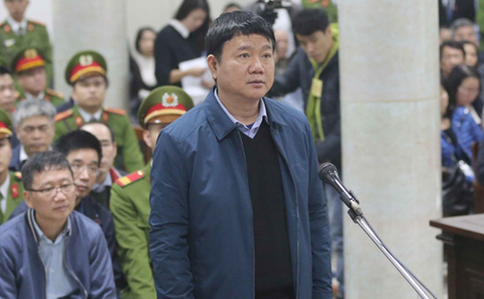Trước đó, trong phiên tòa sơ thẩm, ngày 22/1/2018, ông Đinh La Thăng - nguyên Chủ tịch HĐQT/HĐTV PVN bị tuyên phạt 13 năm tù vì tội "Cố ý làm trái". Trong bản kháng cáo gửi cấp phúc thẩm, ông Đinh La Thăng cho rằng bản án sơ thẩm chưa xem xét đầy đủ, toàn diện khách quan và giới hạn phạm vi trách nhiệm của bị cáo... Ảnh TTXVN.