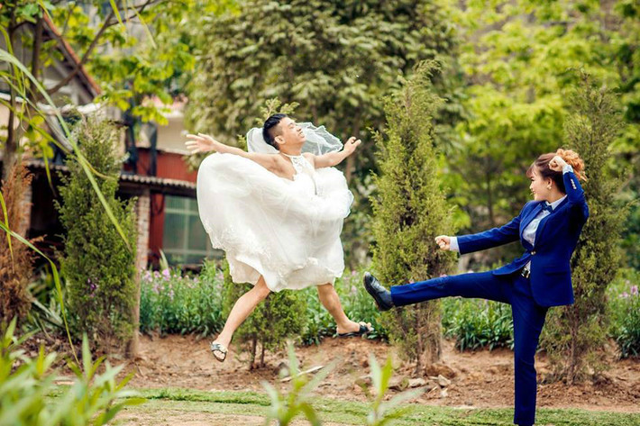 Chú rể cho Zing.vn biết bộ ảnh cưới hoán đổi giới tính được thực hiện theo ý tưởng của một bộ phim Hàn Quốc có tên Hoán đổi thân xác. Đặc biệt, cô dâu Thảo Uyên rất thích và muốn bộ ảnh đem lại niềm vui và trở thành kỷ niệm cho hai vợ chồng.