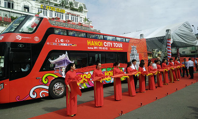 Sáng nay (30/5), Tổng công ty Vận tải Hà Nội (Transerco) chính thức khai trương tuyến buýt du lịch Hà Nội City tour Hop on - Hop off. Đây là tuyến xe buýt 2 tầng mui trần đầu tiên phục vụ phát triển du lịch ở Hà Nội.
