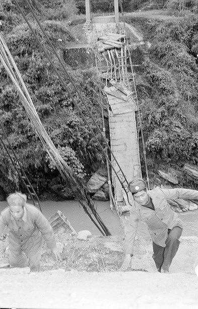 Cầu treo của huyện Xín Mần, tỉnh Hà Tuyên (nay thuộc tỉnh Hà Giang) bị đạn pháo của quân Trung Quốc bắn hỏng nặng. (Ảnh: Minh Điền)