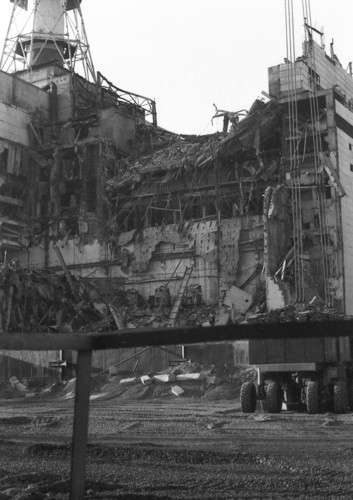 Cảnh tượng đổ nát và tan hoang tại lò phản ứng số 4 trong nhà máy điện hạt nhân Chernobyl sau vụ nổ.