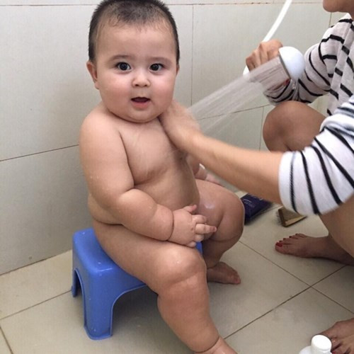 Em bé má bánh đúc đáng yêu nổi tiếng Salman, có mẹ là người Việt, bố là người Singapore từng gây bão mạng Việt với loạt ảnh chụp lúc đang tắm. Em bé 9 tháng tuổi khiến các bà mẹ trẻ, dân mạng hú hét, như tan chảy ngay từ cái nhìn đầu tiên bởi vẻ đáng yêu không ai sánh bằng, đặc biệt là hai má phúng phính, thân hình mũm mĩm và nụ cười rất tự nhiên.