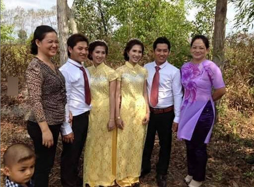 Được biết, hai chú rể trong đám cưới là Châu Diễm Kỳ và Châu Diễm Phong, 22 tuổi, còn hai cô dâu là Lê Ngọc Huyền và Lê Huyền Trân, 18 tuổi.