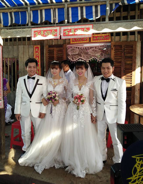 Mới đây, ở huyện Ngọc Hiển - Cà Mau diễn ra đám cưới rất đặc biệt khi chị em sinh đôi kết hôn với anh em song sinh cùng ngày. Khách dự đám cưới có lẽ khó phân biệt được cô dâu và chú rể bởi vì họ quá giống nhau, thậm chí chiều cao cũng tương đương nhau. Trong khi hai cô dâu để kiểu tóc khác nhau đôi chút, hai chú rể lại cắt chung một kiểu tóc.