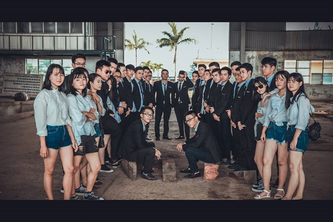 Bộ ảnh kỷ yếu của lớp 12A2, trường THPT Đào Duy Từ (Đồng Hới, Quảng Bình) mới đây gây chú ý trong cộng đồng mạng. Các bức hình thu hút hơn 30.000 like (thích) chỉ sau vài giờ đăng tải.