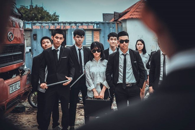 Về mục đích thực hiện bộ ảnh, Phạm Nam - một thành viên trong lớp - cho biết : “Chúng mình muốn lưu lại những khoảnh khắc nghịch ngợm, vui vẻ nên quyết định chụp theo ý tưởng này. Ảnh mang tính chất minh họa cho phong cách chín chắn và đầy chuyên nghiệp”.