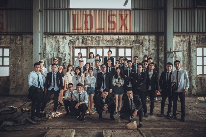 Lớp 12A2 có 10 nữ và 29 nam. Tuy nhiên, các cô gái vẫn rất ủng hộ chụp ảnh kỷ yếu phong cách mạnh mẽ.