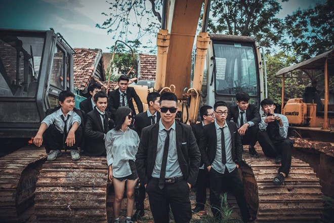 Nam chia sẻ thêm: “Chúng mình thực hiện các bức hình sao cho độc đáo, mới lạ, không giống các lớp khác. Bộ ảnh phải thể hiện được những nét cá tính và nghịch ngợm nhất của tuổi học trò".