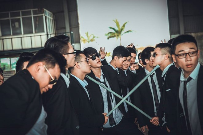 Các thành viên trong lớp diễn sâu để có được bộ ảnh kỷ yếu ưng ý.
