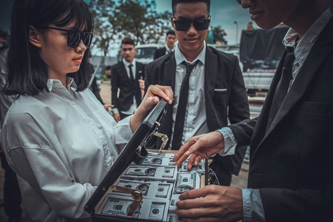 Đạo cụ của nhóm bạn trẻ được chuẩn bị khá kỳ công, bao gồm nhiều ống nhựa, tiền đô la âm phủ...