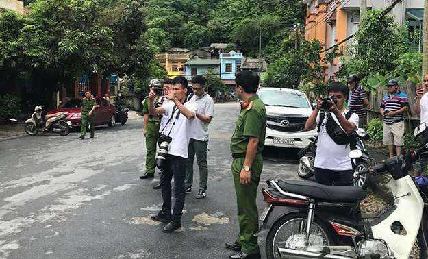 Các phóng viên, nhà báo của các cơ quan thông tấn báo chí đứng tác nghiệp từ xa.