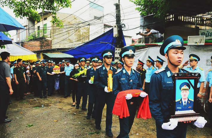 Trong khi đó, tại Sơn Tây, 16h chiều nay, người đồng đội của Đại tá Phạm Giang Nam là Thượng tá Khuất Mạnh Trí cũng được người thân làm lễ an táng tại nghĩa trang liệt sĩ thị xã Sơn Tây (TP Hà Nội).