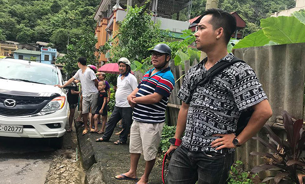 Cơ quan An ninh điều tra Công an tỉnh Hà Giang đang điều tra mở rộng vụ án, làm rõ trách nhiệm của các đối tượng có liên quan, xử lý nghiêm minh theo quy định của pháp luật. Ảnh: Rất nhiều người dân tập trung theo dõi cảnh sát khám nhà ông Lương.