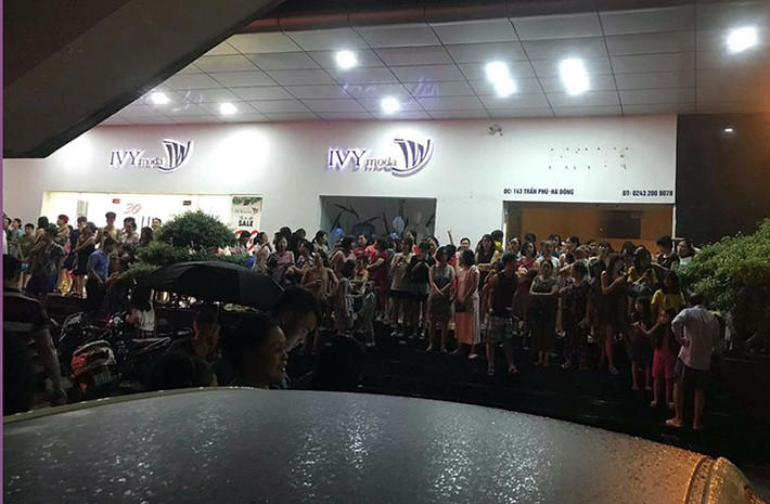 Vụ cháy chung cư SDU Tower - Chủ đầu tư Công ty Cổ phần Đầu tư xây dựng và phát triển đô thị Sông Đà (số 143 đường Trần Phú, quận Hà Đông, TP Hà Nội) xảy ra vào khoảng 20h30 tối 31/7 đã khiến hàng trăm cư dân sống tại đẩy bỏ chạy tán loạn giữa lúc trời mưa lớn.