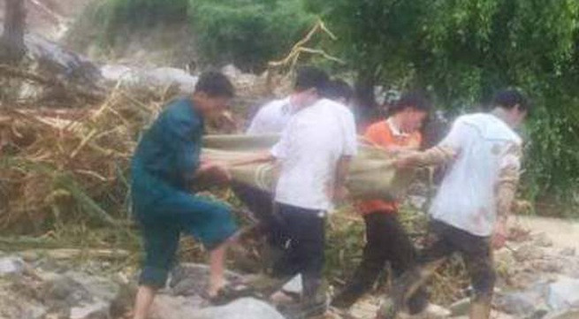 Tại bản Hắc (xã Trí Nang, huyện Lang Chánh, tỉnh Thanh Hóa), tối ngày 19/7 lũ ống đã quét 4 ngôi nhà và 4 người trong 1 gia đình khiến 2 người chết và 2 người mất tích. Ảnh GĐ&XH.