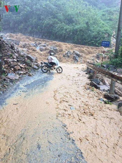 Theo Ban Chỉ đạo Trung ương phòng chống thiên tai cho biết, đến thời điểm 12h trưa nay (20/7), mưa lũ trên địa bàn tỉnh Yên Bái đã làm 14 người chết, mất tích, nhiều người bị thương; thiệt hại khoảng 10 tỷ đồng. Ngoài ra, lũ còn khiến nhiều tỉnh lộ, đường xá ở Yên Bái bị sạt lở, chia cắt. Ảnh VOV.