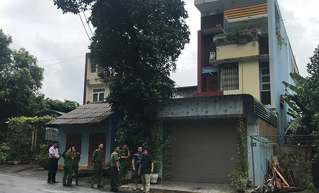 Phó phòng khảo thí Vũ Trọng Lương được xác định đã trực tiếp sửa (nâng) điểm hơn 300 bài thi của 114 thí sinh trong kỳ thi THPT quốc gia tại Hà Giang. Hình ảnh công an tập trung trước cửa nhà riêng của ông Lương.