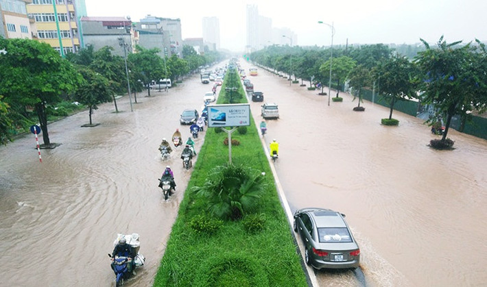 Trong khi đó, trên tuyến đường Lê Trọng Tấn (Hà Đông, Hà Nội) cả hai hướng di chuyển chìm sâu trong biển nước.